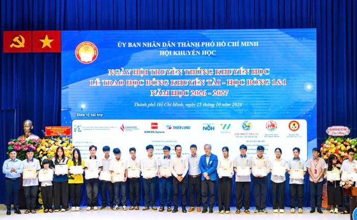 Ban tổ chức trao Học bổng Khuyến tài (Học bổng 1&1) cho sinh viên năm học 2026-2027.