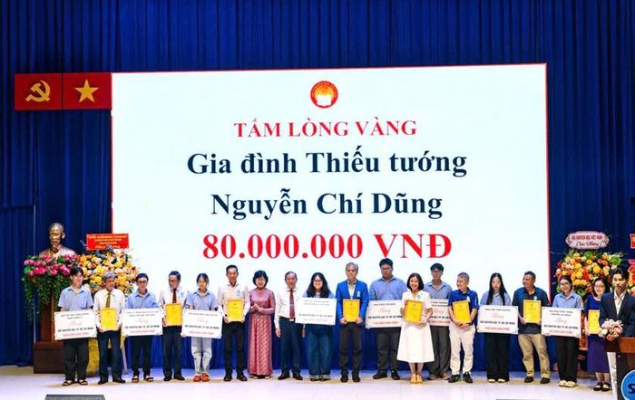 Học bổng Khuyến tài (Học bổng 1&1) được thực hiện theo phương thức một ân nhân hoặc đơn vị tài trợ cho một sinh viên cụ thể và đồng hành với sinh viên trong suốt quá trình học đại học.