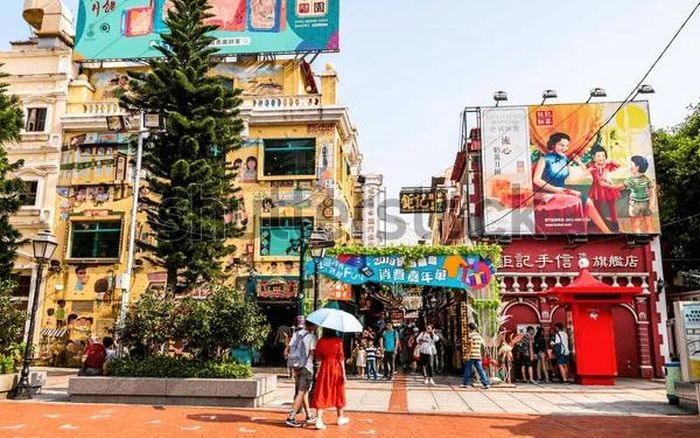 Khách du lịch "săn" các món ngon tại khu phố cổ Taipa, Macau (Trung Quốc). Ảnh: Jack Hong/Shutterstock