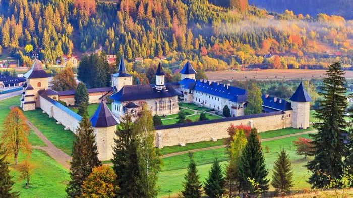 Khu vực lịch sử Bucovina của Romania (Rumani) được Time Out xếp thứ nhất, trong danh sách những điểm đến viên ngọc ẩn đang toả sáng trên thế giới. Ảnh: SCStock/Shutterstock