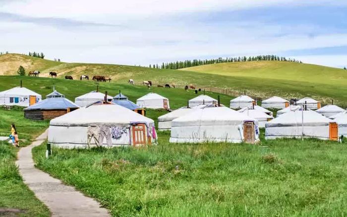 Một khu lều du lịch (Ger camp) thu hút khách du lịch trải nghiệm văn hóa và truyền thống du mục nổi tiếng của Mông Cổ. Ảnh: bordersofadventure