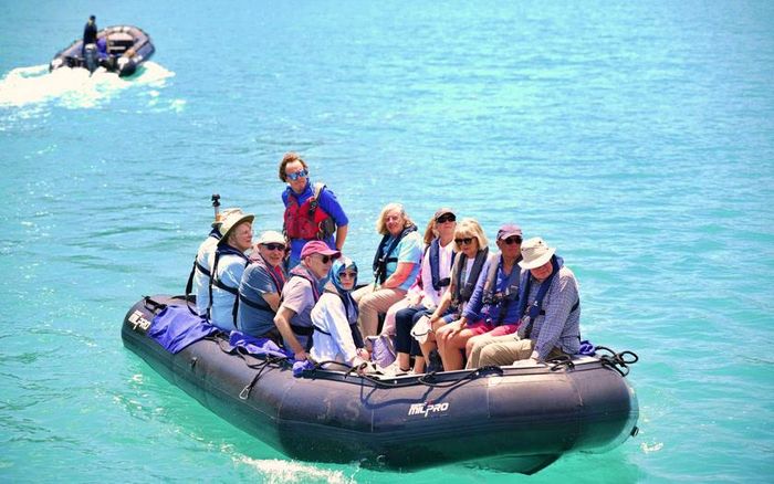 Khách du lịch quốc tế từ tàu Island Sky (quốc tịch Bahamas) cập cảng, ghé thăm Côn Đảo trong hành trình khám phá Việt Nam đầu năm 2026. Ảnh: condao.com.vn