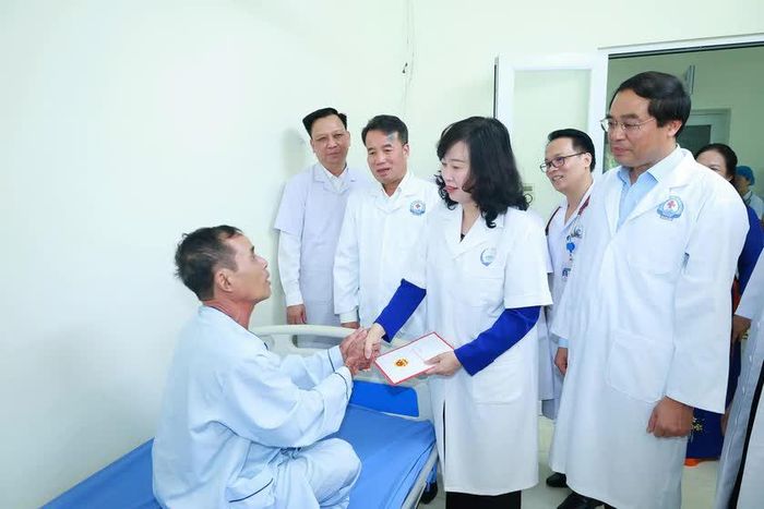Dịp này, Đoàn công tác cũng đến thăm, tặng quà các bệnh nhân có hoàn cảnh khó khăn đang điều trị tại Bệnh viện Đa khoa Bắc Kạn. Ảnh TNGOV
