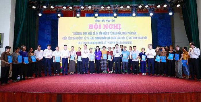 Lãnh đạo Bộ Y tế, Bảo hiểm xã hội Việt Nam và các đồng chí lãnh đạo tỉnh trao thẻ Bảo hiểm y tế cho đại diện 20 hộ dân trên địa bàn phía Bắc. Ảnh TNGOV