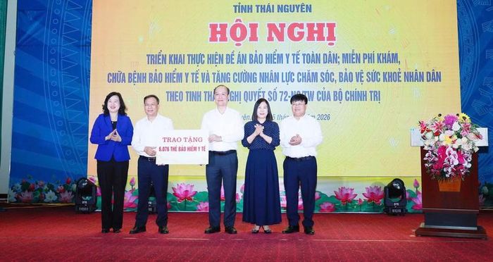 Ủy viên Ban Chấp hành Trung ương Đảng, Bộ trưởng Bộ Y tế Đào Hồng Lan và lãnh đạo Bảo hiểm xã hội Việt Nam trao hỗ trợ Bảo hiểm y tế cho ngành Y tế. Ảnh TNGOV