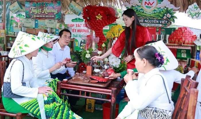 Đại biểu và du khách thưởng trà, tham quan Không gian thưởng trà và gian hàng nông sản địa phương. Ảnh TNGOV