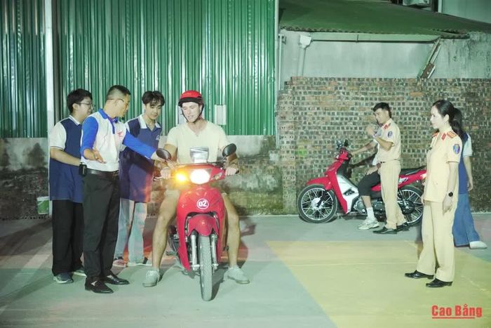 Du khách nước ngoài thực hành các kỹ năng lái xe an toàn trong sa hình.