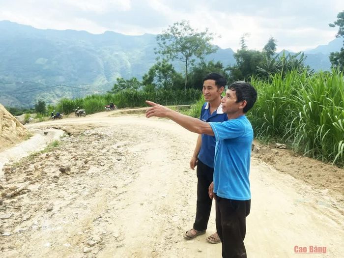 Ông Dương Văn Quả, người hiến đất và Bí thư Chi bộ Vừ A Chảo trên con đường đang thi công ra trung tâm xã.