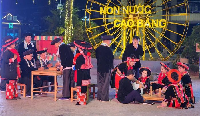 Các nghi thức trong đám cưới truyền thống của người Dao đỏ được tái hiện tại phố đi bộ Kim Đồng thu hút người dân và du khách.