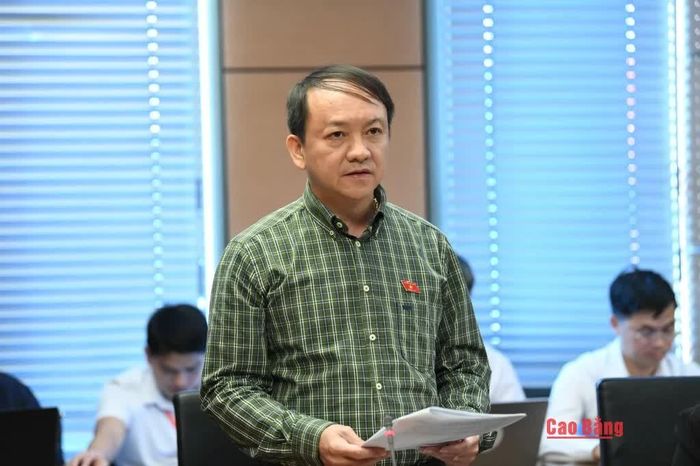 Đại biểu Sầm Minh Hồ, Phó Giám đốc Công an tỉnh tham gia thảo luận.