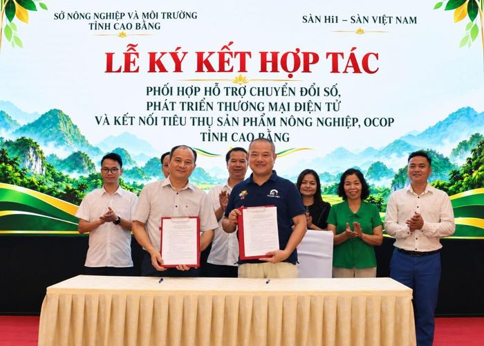 Sở Nông nghiệp và Môi trường và Công ty cổ phần Hi1 Việt Nam ký kết hợp tác kết nối tiêu thụ sản phẩm OCOP tại hội nghị.