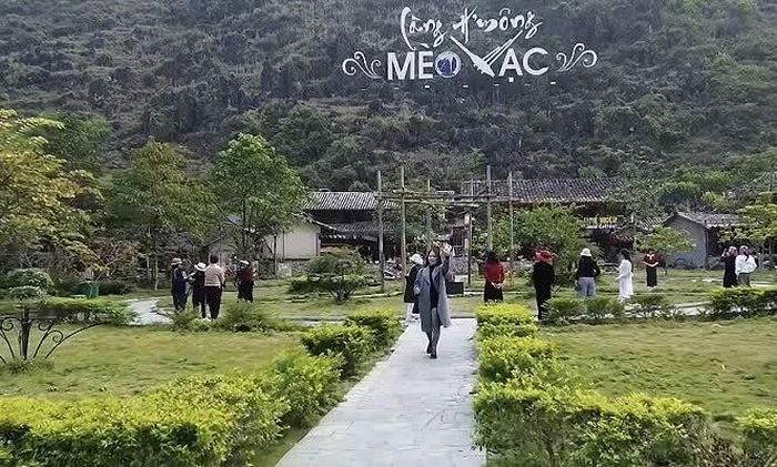 Du khách tham quan, trải nghiệm không gian văn hóa đặc trưng của người Mông tại Pả Vi.