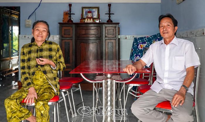 Vợ chồng ông Nguyễn Văn Khoa (ấp Châu Điền, xã Đông Hải) phấn khởi trong căn nhà mới được Nhà nước hỗ trợ xây dựng.