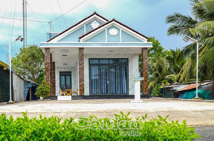 Những ngôi nhà mới khang trang minh chứng đời sống người dân khời sắc hơn.