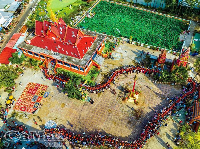 Tỉnh Cà Mau quan tâm bảo tồn, phát huy bản sắc văn hoá truyền thống dân tộc Kinh, Hoa, Khmer. (Trong ảnh: Lễ sớt bát tại chùa Monivongsa, phường An Xuyên).