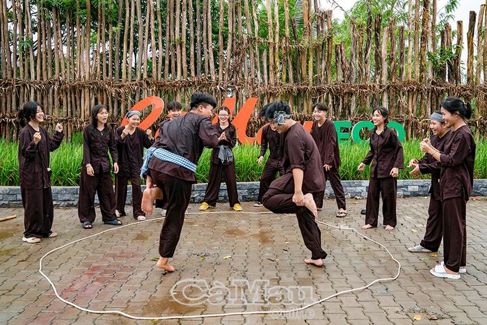 Con người là nền tảng, nguồn lực nội sinh quan trọng, động lực to lớn thúc đẩy đất nước phát triển bền vững.