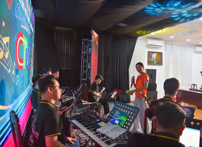Không khí luyện tập thêm hào hứng khi thí sinh phối hợp ăn ý với ban nhạc, từng bước hoàn thiện phần trình diễn.