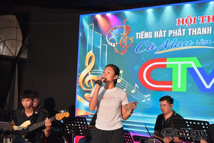 Thí sinh Nguyễn Mai Phương luyện tập ca khúc Đất nước lời ru cùng ban nhạc.