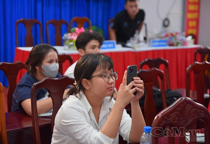 Bên cạnh việc luyện tập cùng ban nhạc, các thí sinh còn chủ động ghi lại phần trình bày để xem lại, đánh giá và rút kinh nghiệm, từ đó hoàn thiện kỹ năng biểu diễn trước khi bước vào vòng thi chính thức.