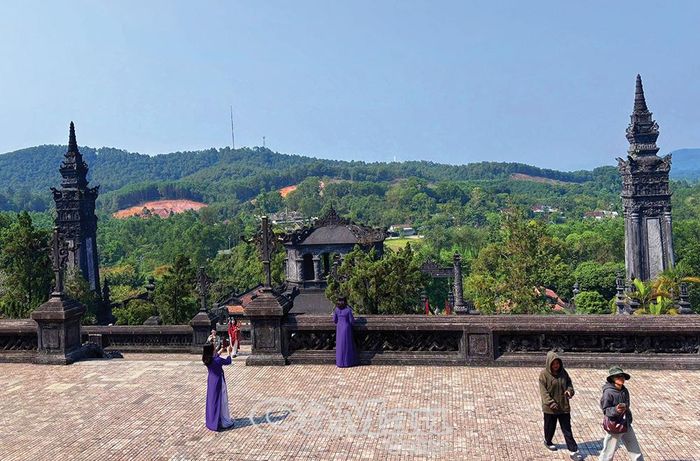Sân chầu Lăng Khải Ðịnh.