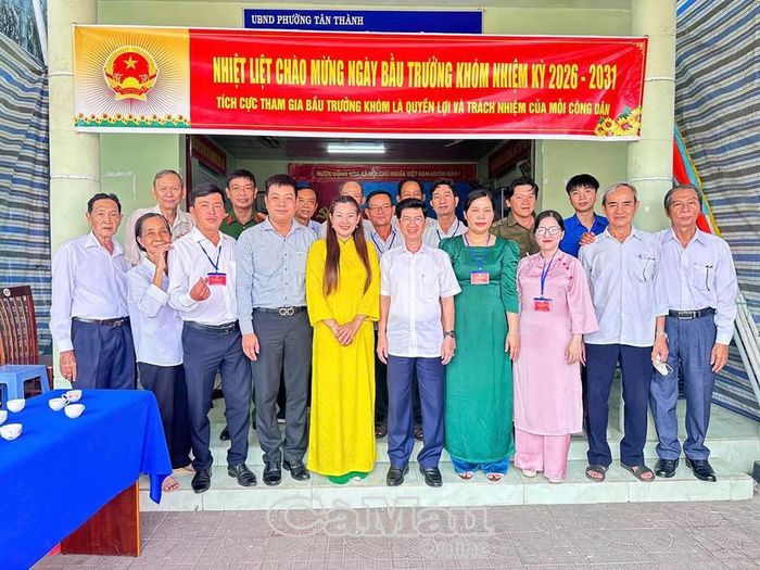 Ông Trương Đăng Khoa, Uỷ viên Ban Thường vụ Tỉnh uỷ, Bí thư Đảng uỷ phường Tân Thành (hàng đầu, giữa), kiểm tra công tác bầu trưởng khóm trên địa bàn, ngày 17/10.