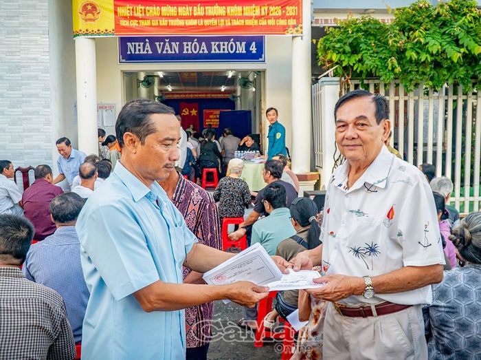 Quy trình phát phiếu, bầu cử trưởng khóm được thực hiện đúng quy định.