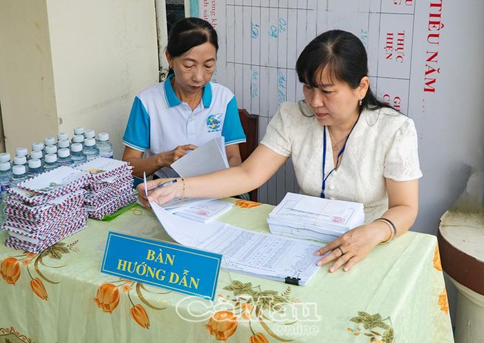 Ban tổ chức bố trí người trực tại bàn hướng dẫn, hỗ trợ người dân thực hiện quy trình bầu cử.