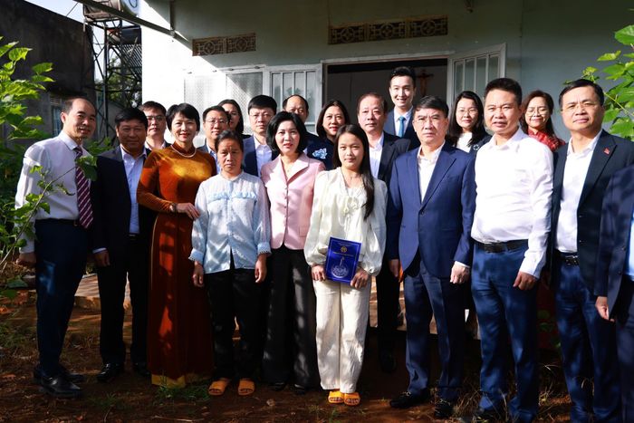 Thành phố Hà Nội sẽ dành nguồn lực hỗ trợ để cùng địa phương chung tay thực hiện tốt công tác an sinh xã hội. Ảnh: PV