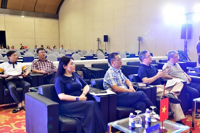  Phó Tổng Kiểm toán nhà nước Hà Thị Mỹ Dung tập trung rà soát sự thống nhất giữa kịch bản chương trình và phương án tổ chức thực tế. Ảnh: M. Thúy