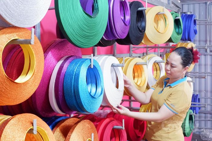  Các mẫu khăn xếp tại cơ sở sản xuất của nghệ nhân Vũ Thị Yến được thiết kế với nhiều màu sắc, kiểu dáng, đáp ứng nhu cầu sử dụng trong lễ hội và các sự kiện truyền thống.