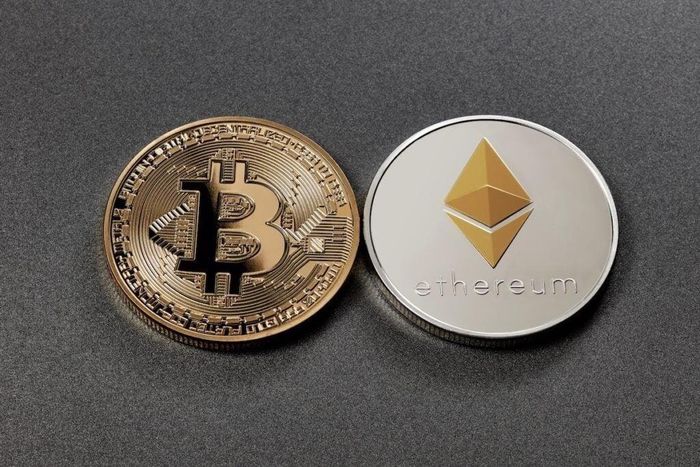 Bitcoin và Ethereum là hai đồng tiền số lớn nhất thị trường. Ảnh minh họa: Benzinga.