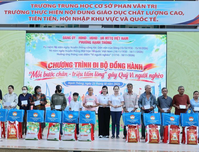 Trao tặng những phần quà ý nghĩa đến với các hộ dân có hoàn cảnh khó khăn