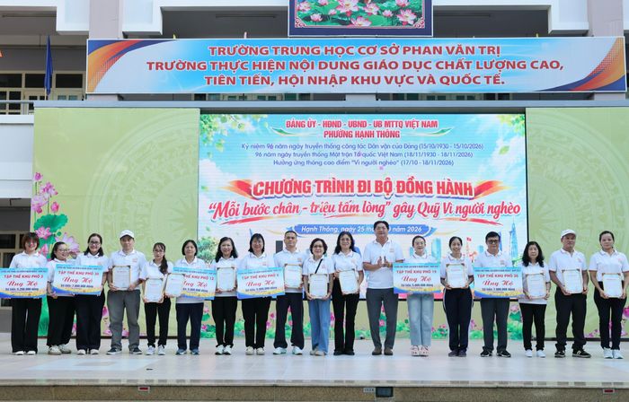 Người dân tại các khu phố trên địa bàn gửi những phần quà thiết thực đến với chương trình 
