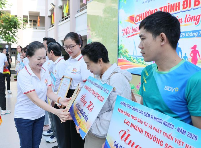 Bà Trần Ngọc Phượng, Phó Bí thư Thường trực Đảng ủy phường trao thư cảm ơn đến với các doanh nghiệp đã đồng hành cùng chương trình