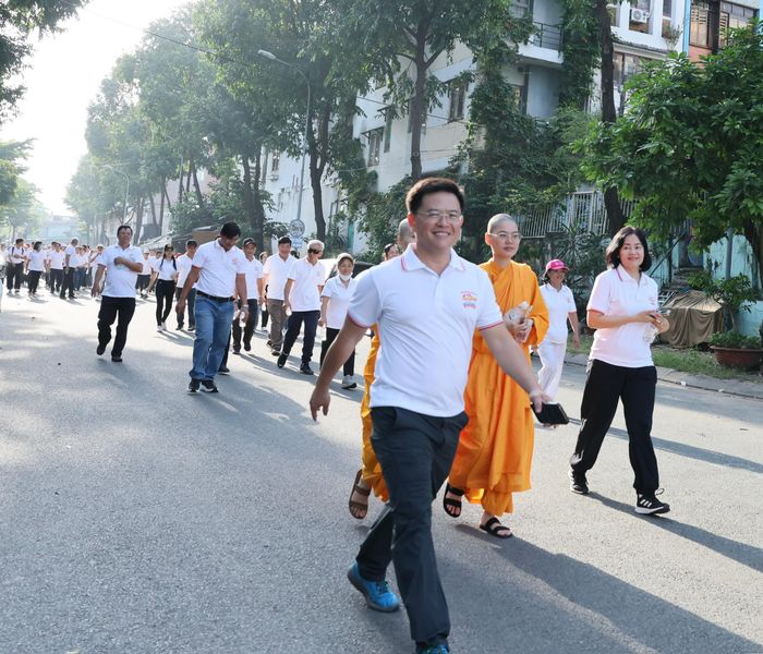 Đông đảo quần chúng nhân dân, cán bộ công chức phường tham gia vào hoạt động đi bộ