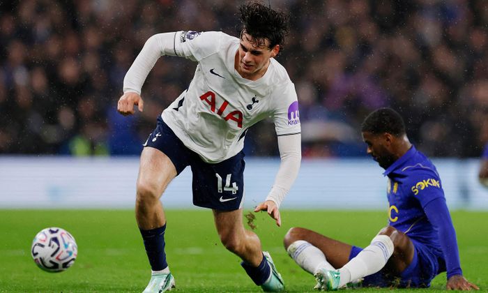 Chelsea (áo xanh) thất thế trước Tottenham. (Ảnh: Reuters)