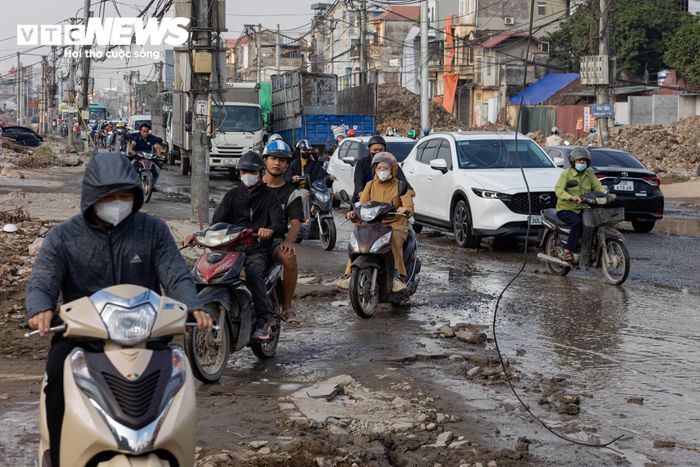 Để tránh các ổ gà, ổ voi, nhiều người phải điều khiển xe len lỏi qua những đoạn đường phủ đầy đất, cát, sỏi đá.