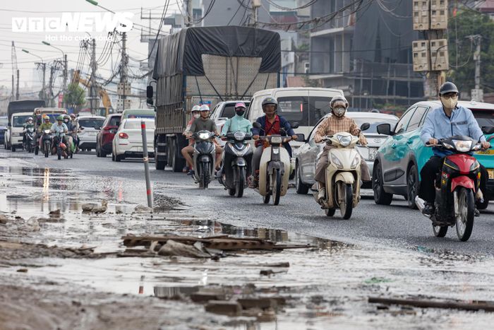 Khởi công năm 2022, công trình dự kiến hoàn thành vào năm 2027, đi qua địa bàn 7 phường, xã của Hà Nội, điểm đầu tại phường Yên Nghĩa và điểm cuối tại xã Xuân Mai. Trong thời gian thi công, nhiều đoạn tuyến xuất hiện tình trạng mặt đường xuống cấp, chi chít ổ gà, ổ voi. Trời nắng, bụi đất cuốn lên mù mịt; khi mưa, mặt đường lầy lội, gây khó khăn cho người dân khi qua khu vực này. 