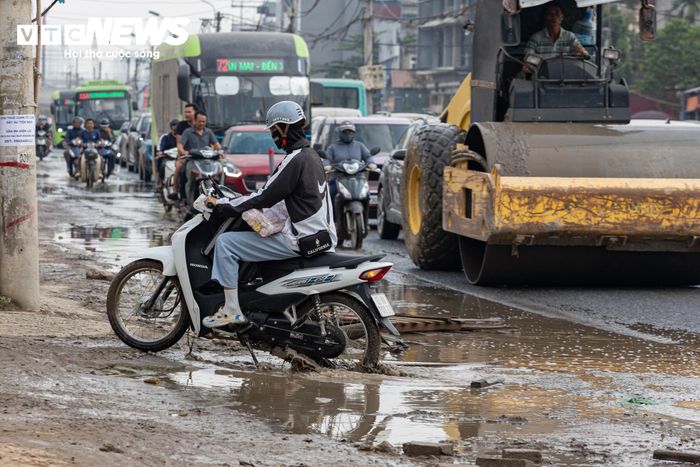 Việc né tránh chướng ngại vật trong không gian hạn chế khiến người tham gia giao thông khó xử lý tình huống phát sinh.
