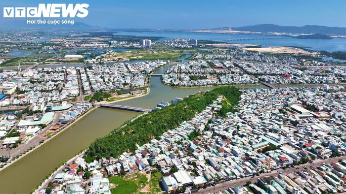 Theo ghi nhận, hơn 20 năm qua, một khu dân cư đông đúc đã sinh sống bao quanh khu vực ngọn núi Một. Hiện có 183 hộ dân sinh sống trên và ven sườn núi thuộc tổ 19 cùng 45 hộ ngụ ngay dưới chân núi thuộc tổ 20, phường Quy Nhơn.