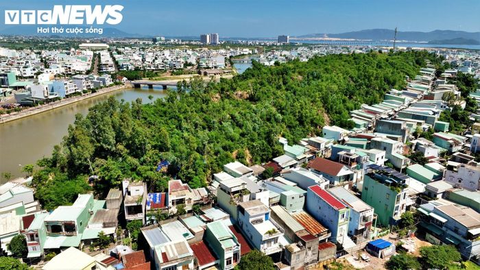 Mới đây, đề xuất “đào hạ, san phẳng núi Một” từ UBND phường Quy Nhơn đã lập tức biến khu vực này thành tâm điểm chú ý của dư luận. Luồng ý kiến đồng thuận cho rằng việc san phẳng núi không chỉ triệt tiêu hoàn toàn mầm họa sạt lở, bảo vệ tính mạng người dân mà còn giải quyết bài toán quỹ đất đô thị, hạ tầng giao thông và tạo ra nguồn đất đá san lấp quý giá cho các dự án phát triển kinh tế - xã hội.