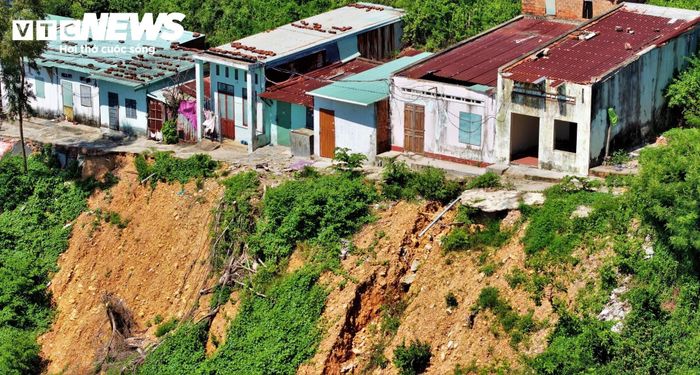 Trước những luồng ý kiến trái chiều, lãnh đạo chính quyền và các nhà nghiên cứu đã trực tiếp lên tiếng làm rõ. Ông Phạm Anh Tuấn - Ủy viên Ban Chấp hành Trung ương Đảng, Chủ tịch UBND tỉnh Gia Lai - cho biết, nhiệm vụ cấp bách nhất hiện nay là di dời ngay người dân khỏi khu vực nguy hiểm trước mùa mưa. Phương án san phẳng mới chỉ là đề xuất của địa phương, chưa có quyết định chính thức và sẽ được nghiên cứu bài bản.