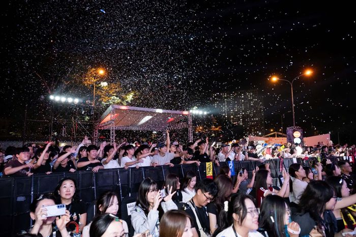 Khán giả hào hứng theo dõi các màn trình diễn tại K-Live Festival Band in Hanoi 2026.