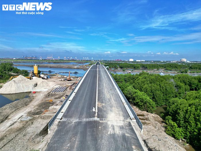 Không chỉ kết nối các khu du lịch ven biển, tuyến ĐT994 còn đóng vai trò liên kết với cụm cảng Cái Mép - Thị Vải, các khu công nghiệp và khu hóa dầu Long Sơn, góp phần nâng cao hiệu quả vận tải hàng hóa, thúc đẩy phát triển kinh tế khu vực.
