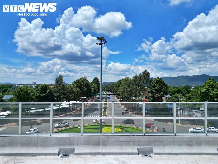 Đáng chú ý, dự án lần đầu triển khai hạng mục kính chống ồn trên cầu cạn, cùng với việc tiếp tục thi công các hạng mục còn lại. Đây là giải pháp nhằm hạn chế tiếng ồn từ hoạt động giao thông, góp phần giảm ảnh hưởng đến khu vực xung quanh tuyến đường.