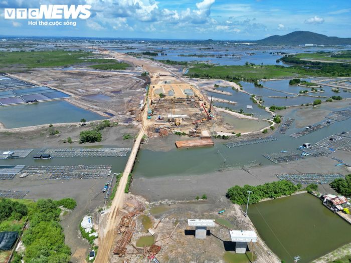Trong quá trình triển khai, một số đoạn đi qua khu vực đầm lầy, nền đất yếu, khiến công tác thi công gặp nhiều khó khăn và đòi hỏi thời gian xử lý kỹ thuật. Các nhà thầu đang đẩy nhanh tiến độ những hạng mục còn lại để đáp ứng kế hoạch hoàn thành công trình.