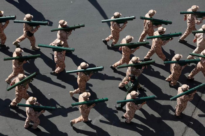 Lực lượng dân quân tình nguyện Basij của Iran tham gia diễu binh tại Tehran, Iran. (Ảnh: Reuters)