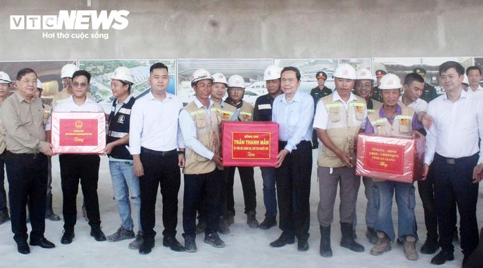 Chủ tịch Quốc hội Trần Thanh Mẫn và Phó Thủ tướng Phạm Gia Túc tặng quà cho kỹ sư, công nhân đang làm việc tại Trung tâm tổ chức Hội nghị APEC. (Ảnh: Hải Duy).