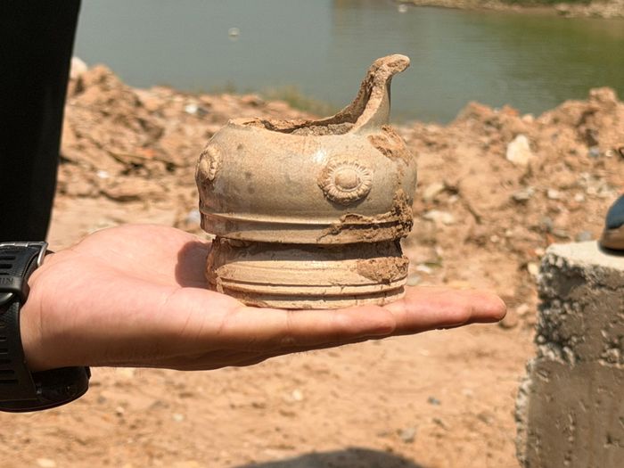 Các hiện vật khảo cổ, gồm mảnh gốm vỡ và vật liệu liên quan đến quá trình sản xuất, cung cấp tư liệu về nghề gốm xưa.