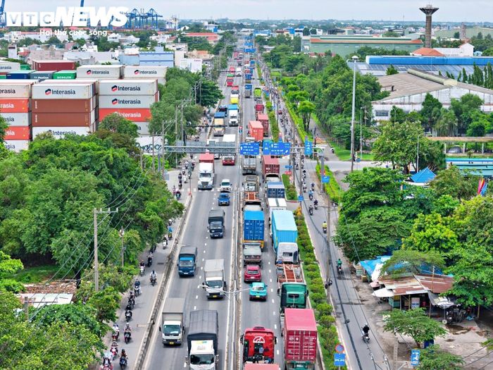 Xe container di chuyển trong đô thị chật chội. (Ảnh: Lương Ý)